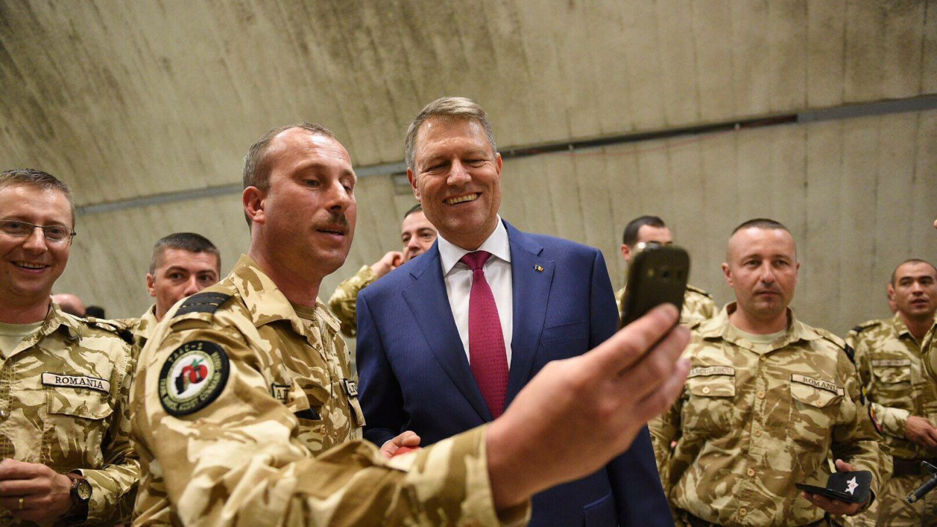 Iohannis a mers de Paste la soldatii romani din Afganistan si le-a vorbit despre Rusia. "Cerem sprijin din partea aliatilor"