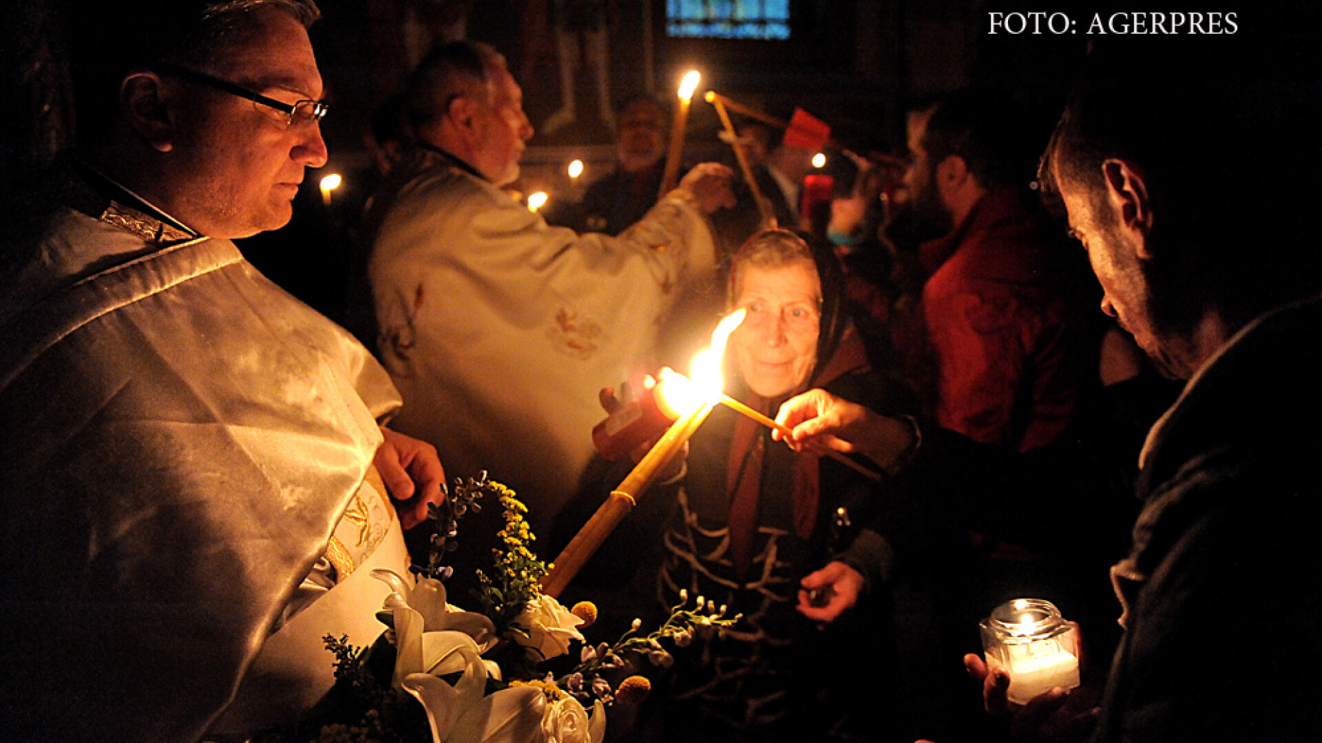 Romanii din toata tara au luat Lumina Sfanta. Ce mesaje de Paste au transmis presedintele si ierarhii Bisericii