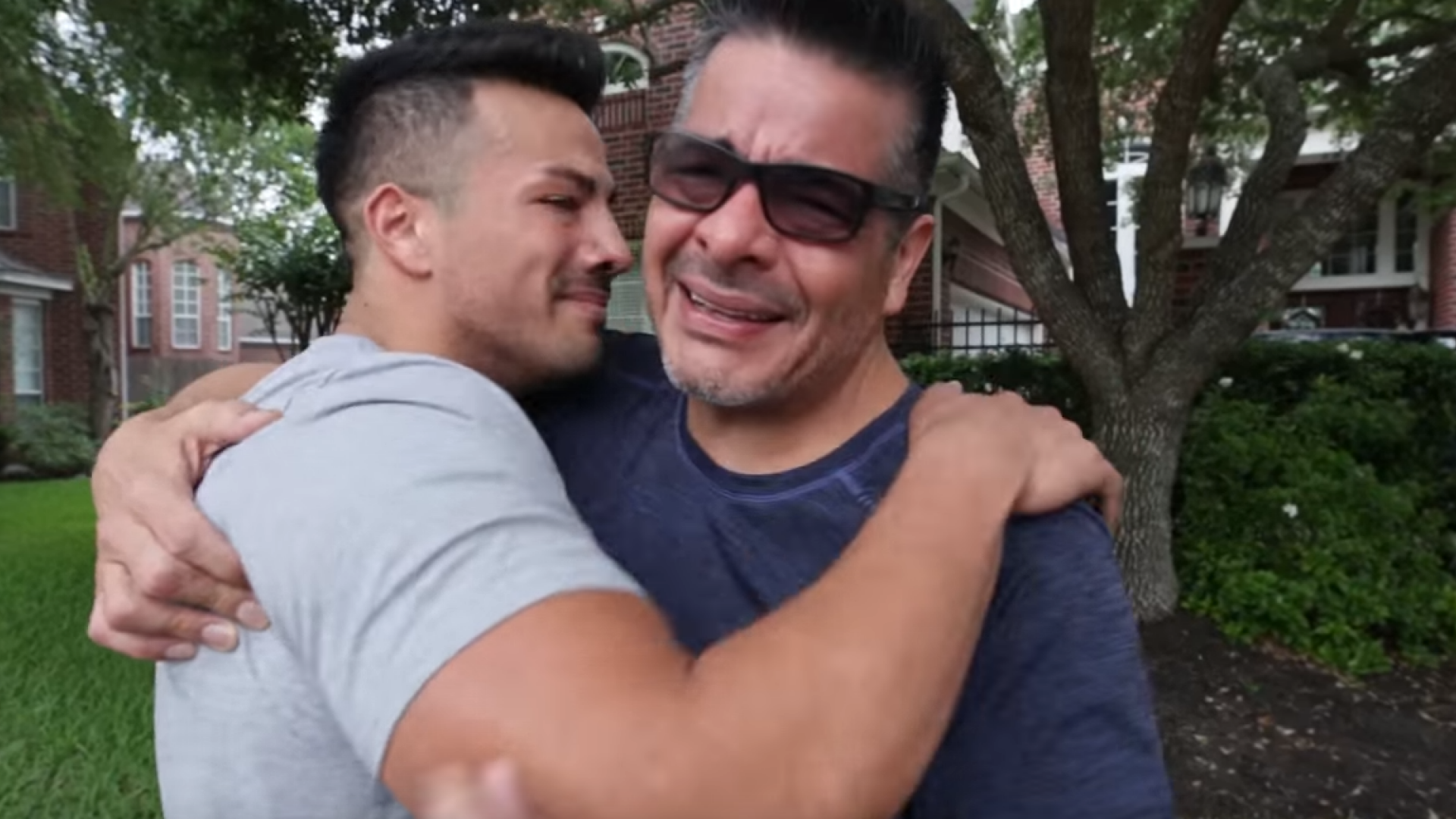 Reactia superba a unui tata in momentul in care vede cadoul primit de la fiul sau. Ce masina de zeci de mii de dolari a gasit in fata casei