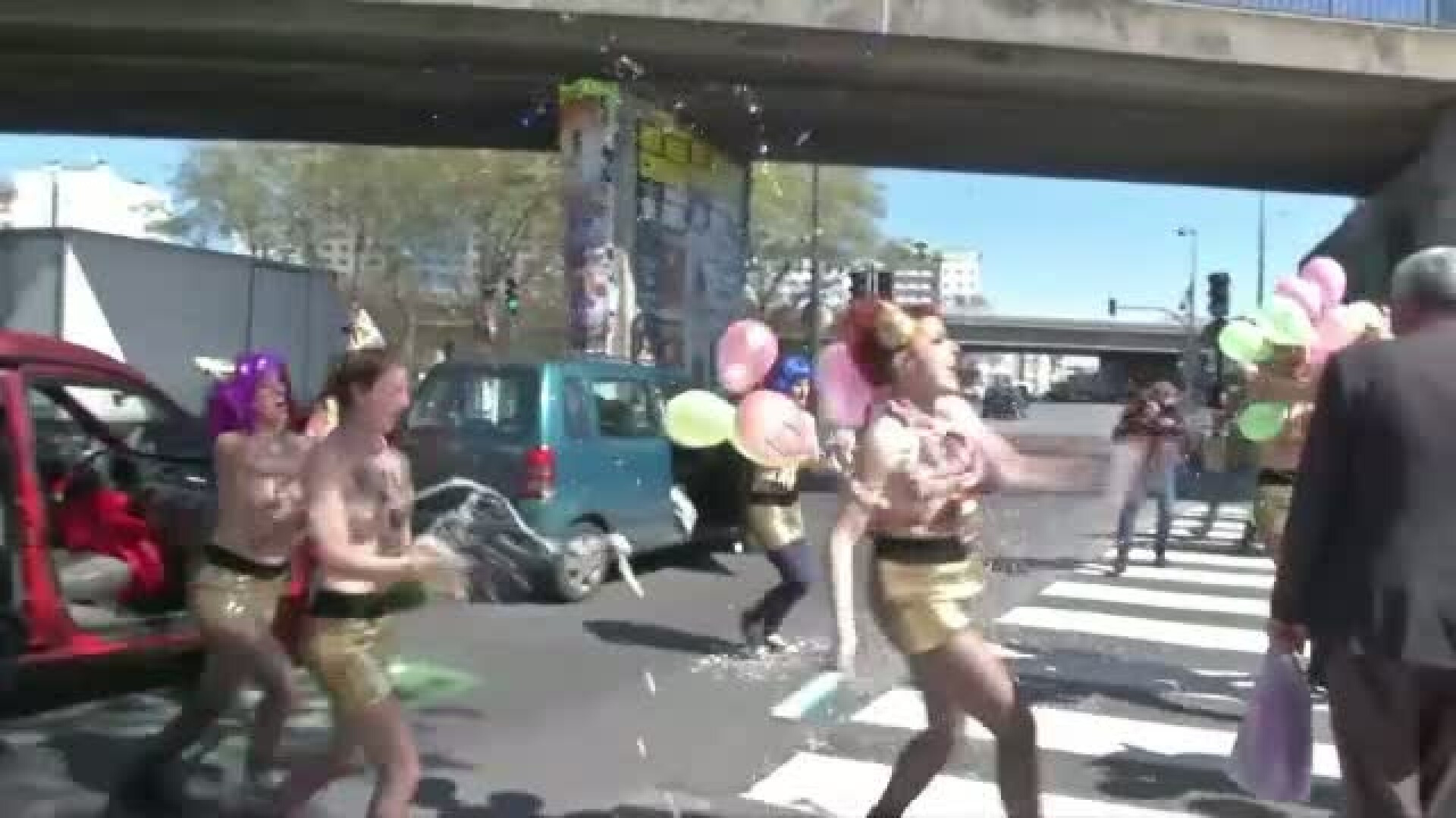 Protestul organizat de activistele FEMEN. Aproape complet dezbracate, tinerele au coborat din masina si au facut "spectacol"