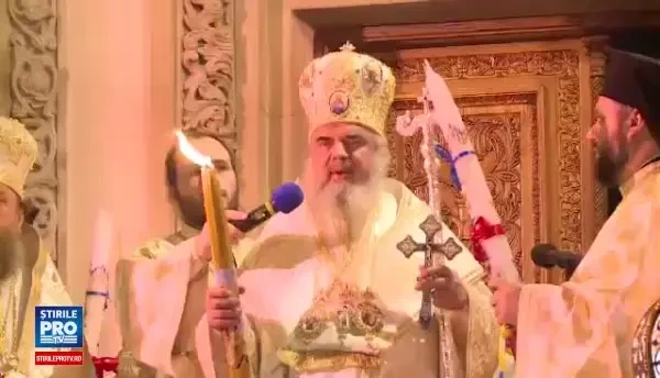 Doua persoane, amendate pentru gestul de la Slujba de Inviere. Ce au scandat cand Patriarhul Daniel a iesit cu lumina