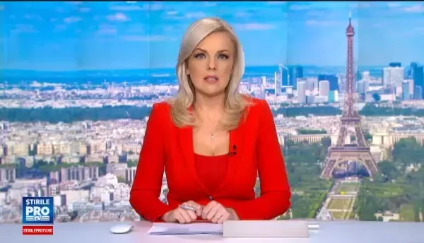 Protestul organizat de activistele FEMEN. Aproape complet dezbracate, tinerele au coborat din masina si au facut spectacol