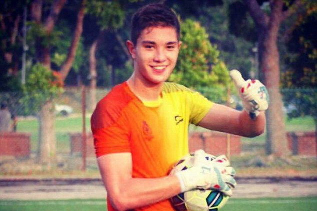 Un tanar fotbalist a murit pe teren. Ce s-a intamplat cand s-a apropiat de poarta