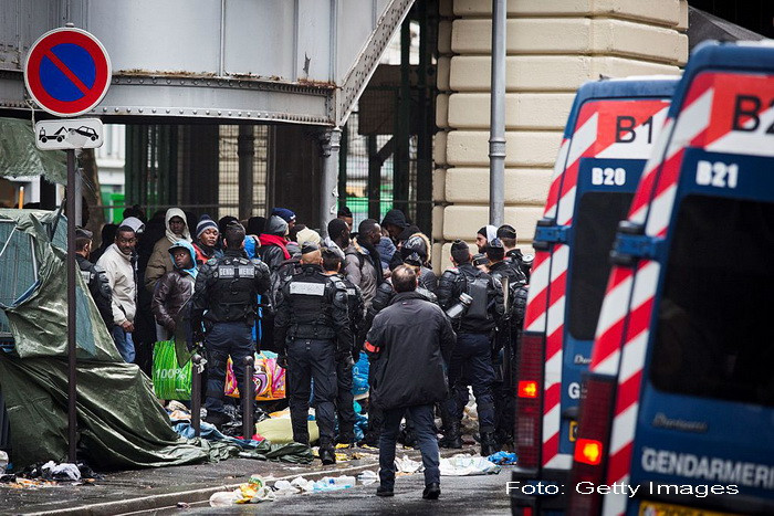 O tabara ilegala cu peste 1.000 de migranti, evacuata din nou in nordul Parisului. Unde au fost trimisi de politie. VIDEO