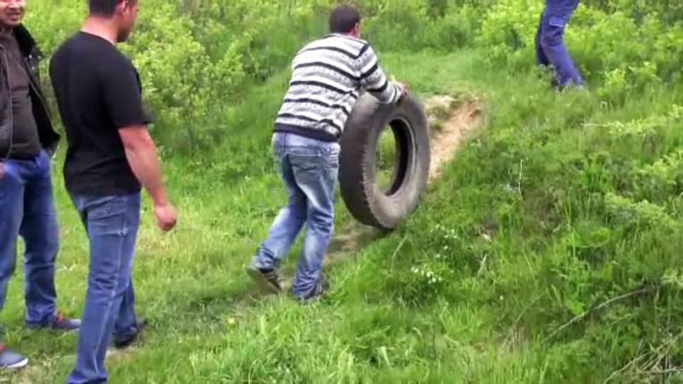 Obiceiul aruncarii cauciucului in flacari de Paste a dus la moartea unei fetite. Vinovatii: trei copii dintr-un sat brasovean