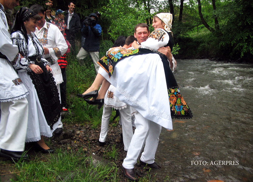 "Eu sunt micul gradinar, cu sticluta-n buzunar". Fetele au fost udate in a doua zi de Paste in satele din Ardeal