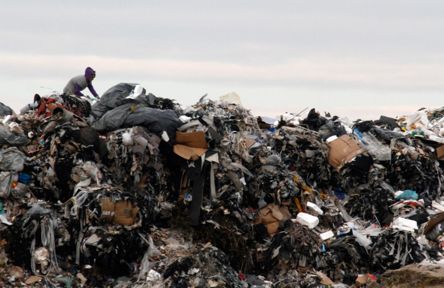 Autoritatile promit centre second-hand in loc de gropi de gunoi si produse neambalate, mai ieftine. Ce amenzi riscam de la UE