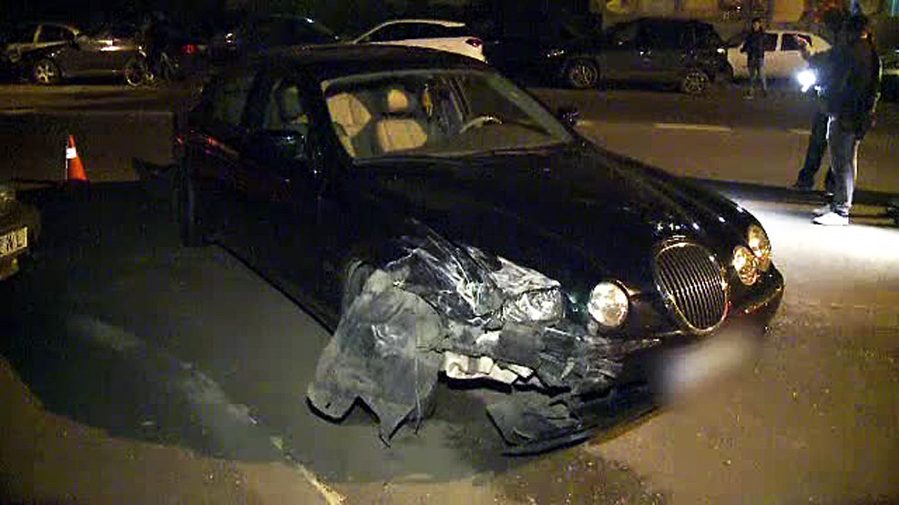 Bucurestenii au ciocnit masinile dupa Paste. Un sofer baut a lovit 3 masini parcate, o tanara a stricat fantana de la Unirii