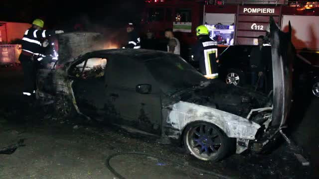 Atac in stil mafiot in Gherla. Masinile unui tanar au fost incendiate intentionat, in parcare