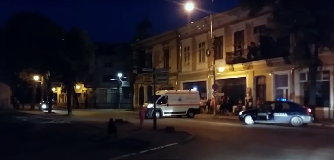 Un tanar a petrecut de Paste, apoi a inceput sa sparga geamurile din centrul Brailei. Chiar mama lui a sunat la politie