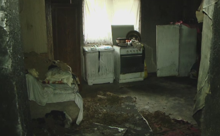 Casa le-a luat foc in noaptea de Inviere, de la o lumanare adusa de la Biserica. Cum au reusit proprietarii sa se salveze