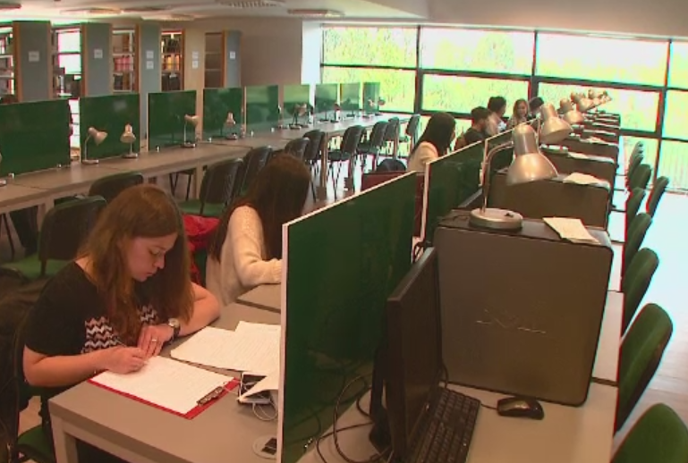 Bataia pe studenti a universitatilor romane. Ce avantaje au elevii care se inscriu inainte sa dea BAC-ul