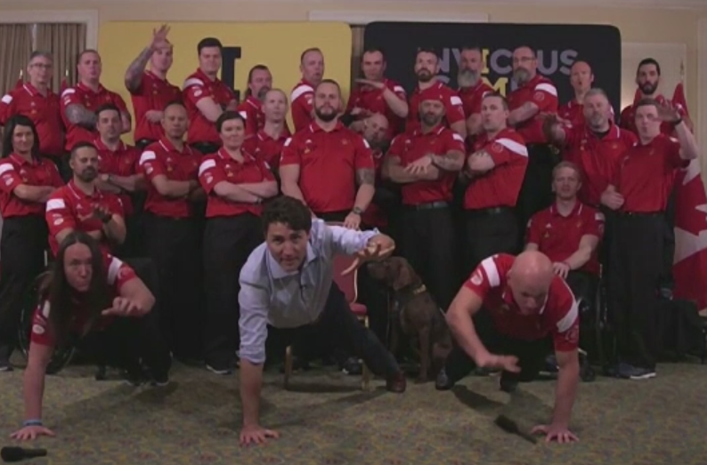 Premierul Canadei a facut flotari cu veteranii armatei pentru a promova o competitie celebra