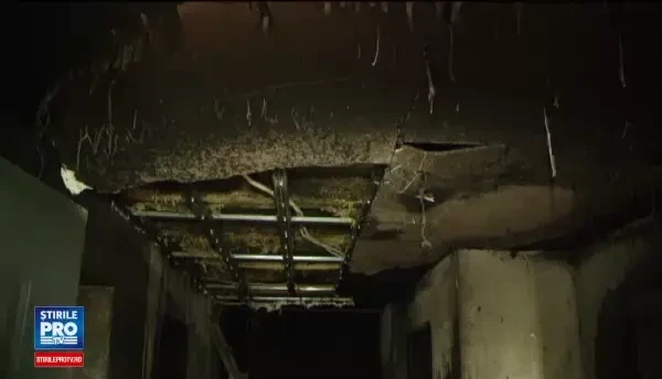 Casa le-a luat foc in noaptea de Inviere, de la o lumanare adusa de la Biserica. Cum au reusit proprietarii sa se salveze