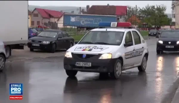 Patru hoti din Brasov, prinsi la furat de un echipaj de politie, au distrus cu batele masinile ofiterilor. Ce a urmat apoi