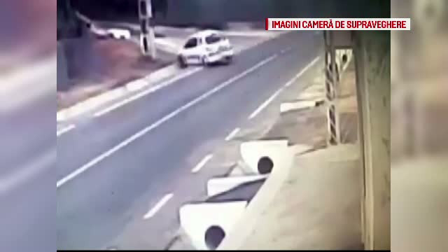 O soferita din Capitala s-a rasturnat cu masina intr-un sant. Camerele de supraveghere au surprins momentul