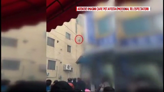 Momentul disperat in care o mama isi arunca pe geam copiii, intr-un apartament cuprins de flacari. Cine i-a salvat