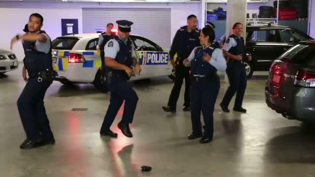 Cum recruteaza politia din Noua Zeelanda noi membri. Dansul care a cucerit internetul