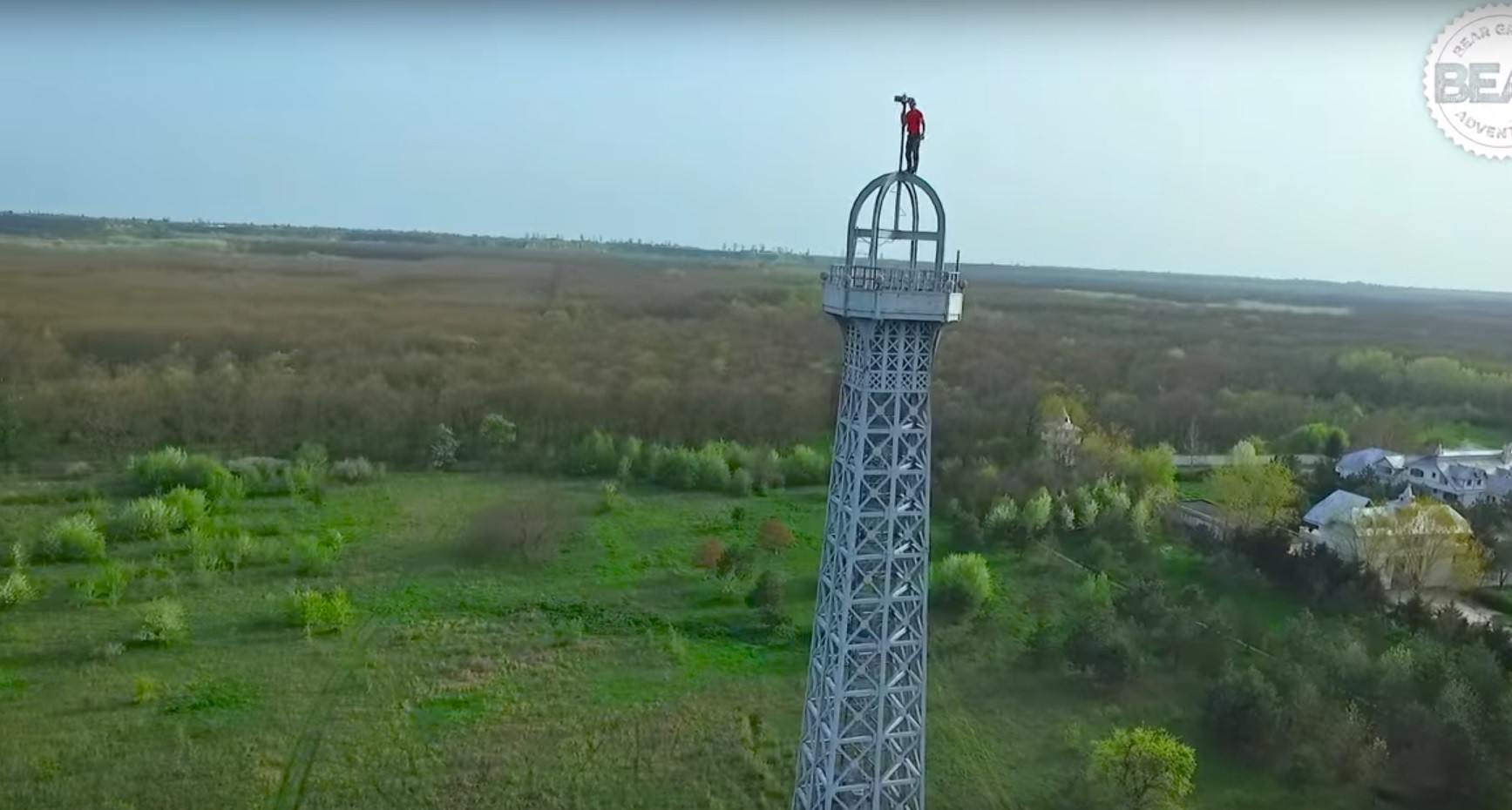 "Dragonul din Banat" a reusit o noua nebunie! S-a urcat fara niciun echipament pe replica turnului Eiffel