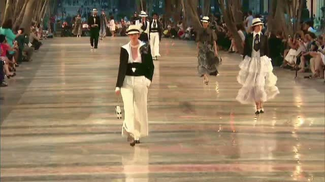 O defilare de moda istorica a avut loc la Havana. Criticile aduse casei Chanel pentru decizia de-a face prezentarea aici