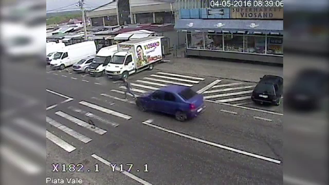 Eleva, in stare grava, dupa ce a fost spulberata pe "zebra" de un sofer baut. Accidentul a fost surprins de camere