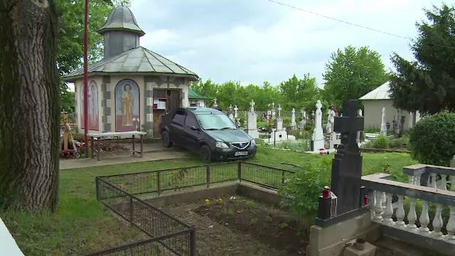 Autoturism Logan, parcat in cimitir, la capataiul liderului tiganilor din Dragomiresti. Explicatia gestului facut de familie
