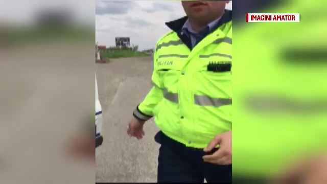 Un sofer sustine ca a fost batut de doi politisti, care l-ar fi amendat pe nedrept. Gestul lor cand au vazut ca sunt filmati