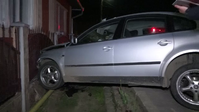 Un sofer neatent a lovit violent un alt autoturism si a aterizat cu masina in gardul unei case. Doi pasageri au fost raniti