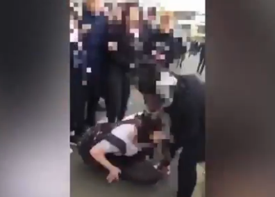 Violente de nedescris: adolescenta batuta si umilita chiar de colega ei de liceu. Reactia martorilor este tulburatoare. VIDEO