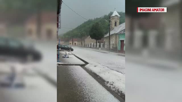 Ploaie cu grindina in judetul Caras Severin. Mai multe culturi de legume si cereale au fost puse la pamant