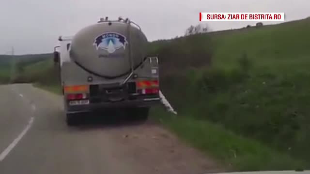 Sofer din Bistrita-Nasaud, filmat in timp ce arunca zer intr-un sant de la marginea drumului. Explicatia barbatului