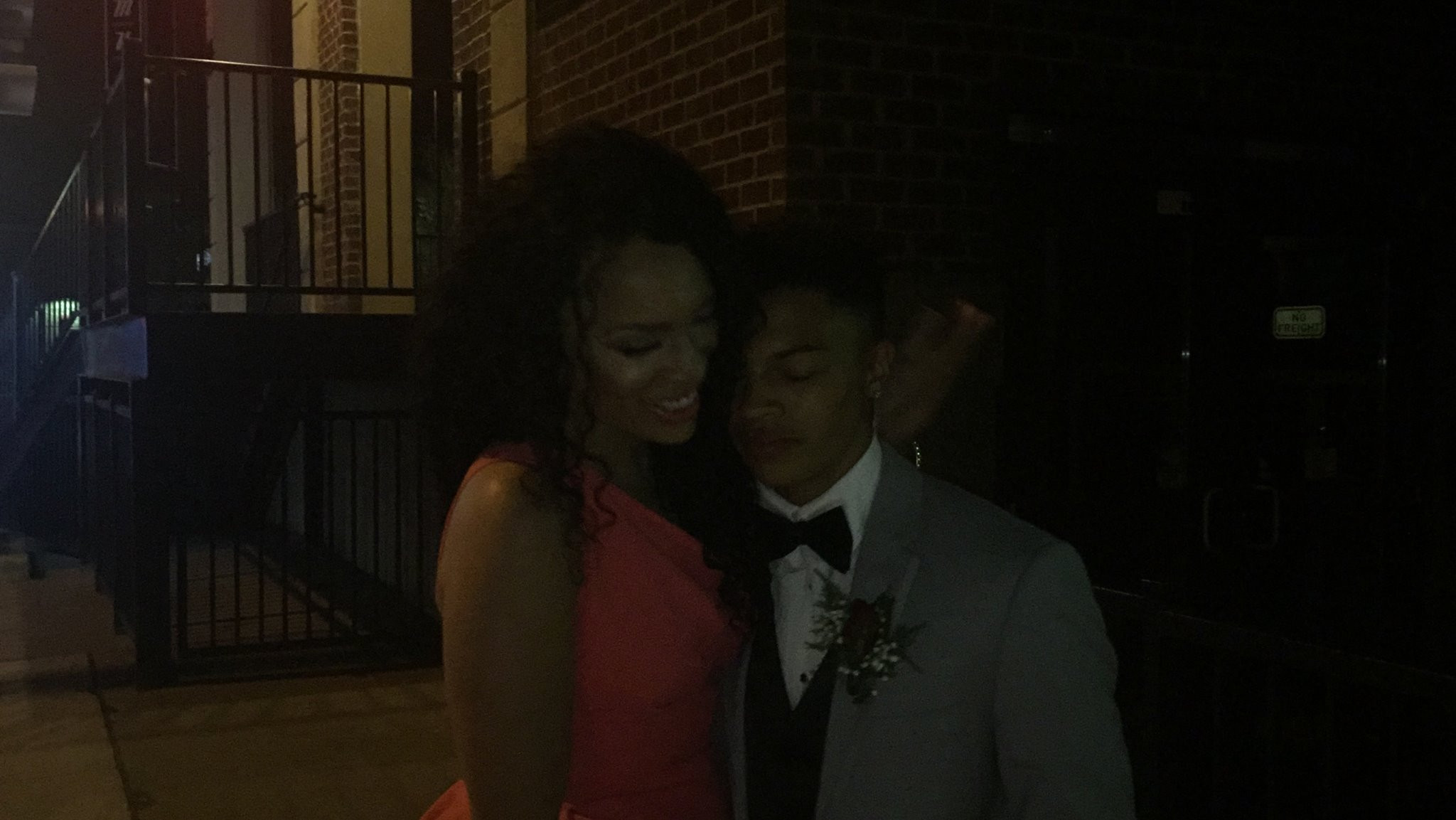 Acest tanar si-a dus mama la balul scolii dintr-un motiv impresionant! Povestea care iti va aduce un zambet pe fata