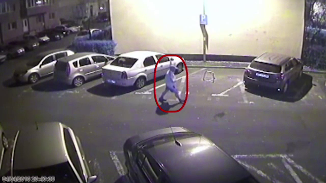 Un brasovean a taiat cu cutitul rotile a 8 masini de pe strada sa. Ce au surprins camerele de supraveghere