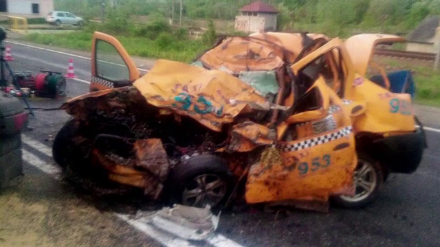 O femeie si soferul taxiului in care se afla au murit pe DN1, in drum spre aeroport. Cum s-a produs accidentul