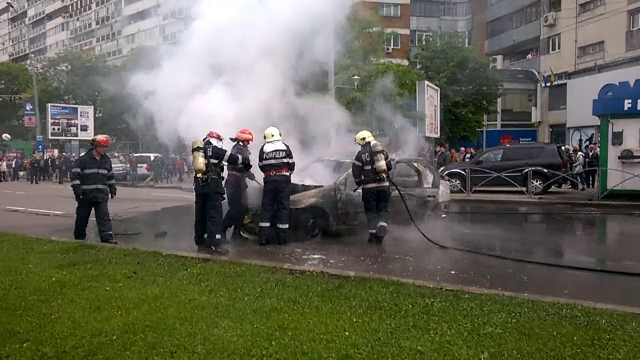 Un taximetrist si-a DAT FOC la masina pe loc cand a primit procesul verbal de la Politie. Ce a scris ofiterul in el