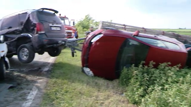 Scene de cosmar in Timis dupa ce o masina de teren s-a ciocnit cu un microbuz cu pasageri. Doua persoane au ajuns la spital