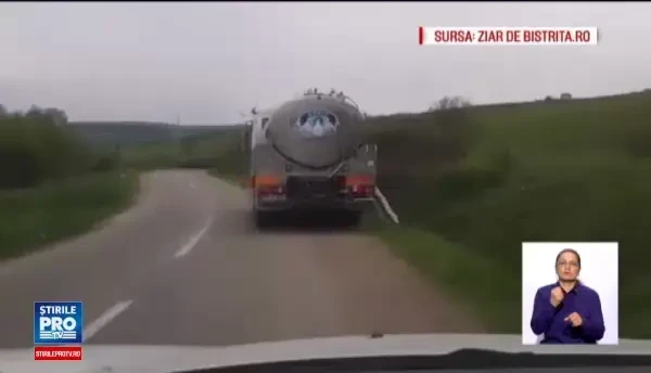 Sofer din Bistrita-Nasaud, filmat in timp ce arunca zer intr-un sant de la marginea drumului. Explicatia barbatului