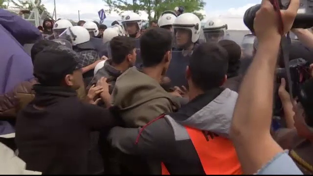 Bataie intre migranti si fortele de ordine. 10.000 de refugiati, blocati la granita cu Macedonia, refuza sa paraseasca tabara