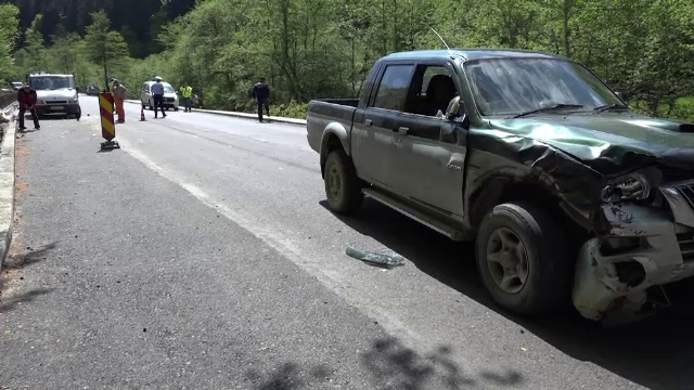 Trei muncitori care lucrau la reabilitarea unui drum, raniti intr-un accident. Unul din barbati, strivit intre doua masini
