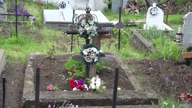 S-a sinucis, macinat de dorul sotiei. Ce tinea barbatul in mana cand a fost descoperit chiar de fiul sau