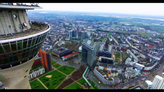 Exemplul perfect pentru primarii Bucurestiului. Orasul in care tramvaiul e subteran, iar trotuarele apartin doar pietonilor