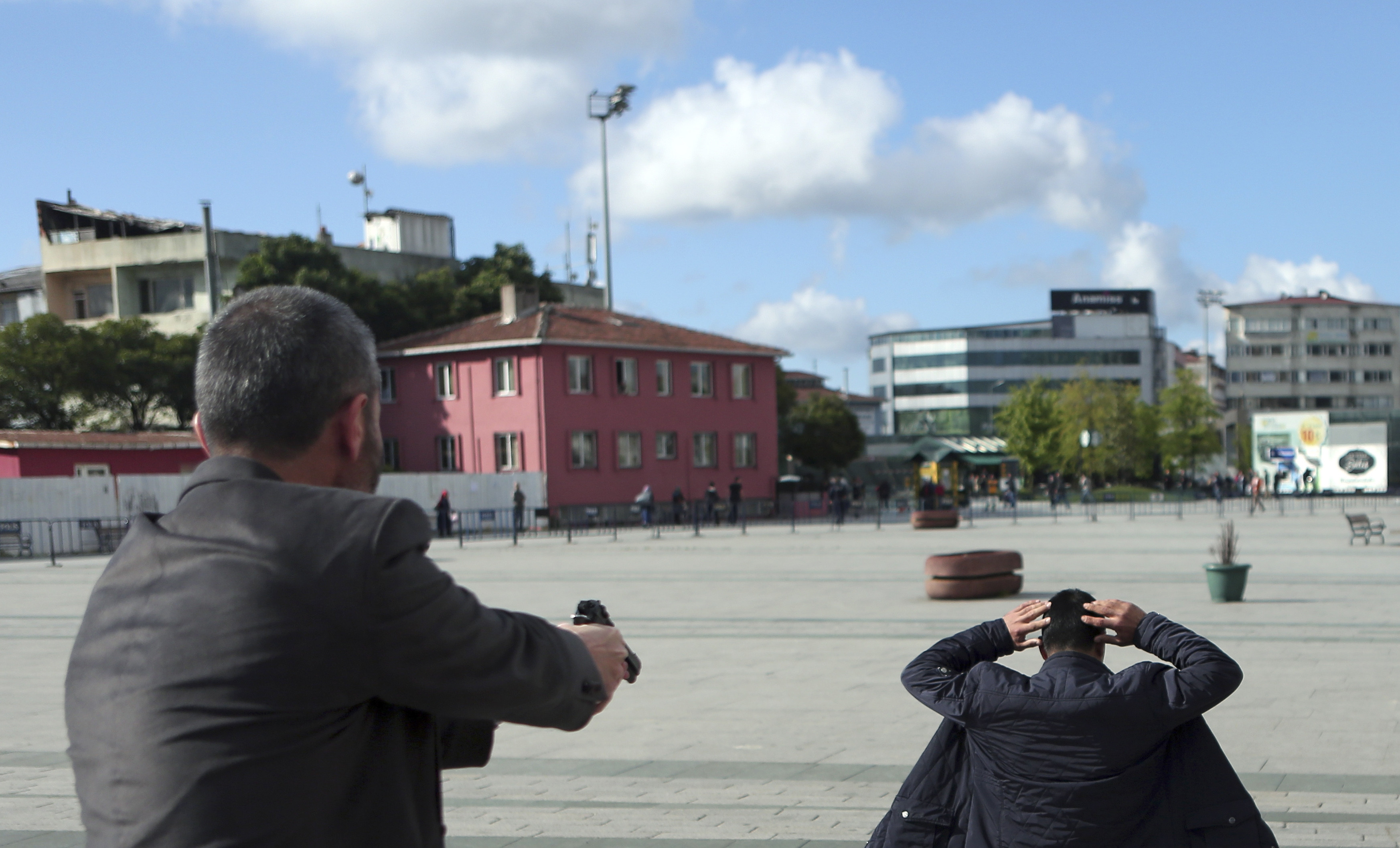 Momentul in care un jurnalist de opozitie turc e pe punctul de a fi asasinat chiar la tribunal. Sotia i-a sarit in ajutor