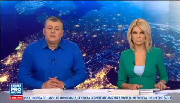 Momentul in care un TIR intra in plin intr-o masina, filmat pe o sosea din China. Victimele, scoase dupa mai multe ore