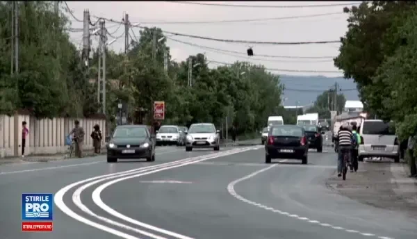 ANIMATIE GRAFICA: Accident ca o cascadorie, in Buzau. Un TIR a daramat gardul si garajul cu masina cand soferul a adormit