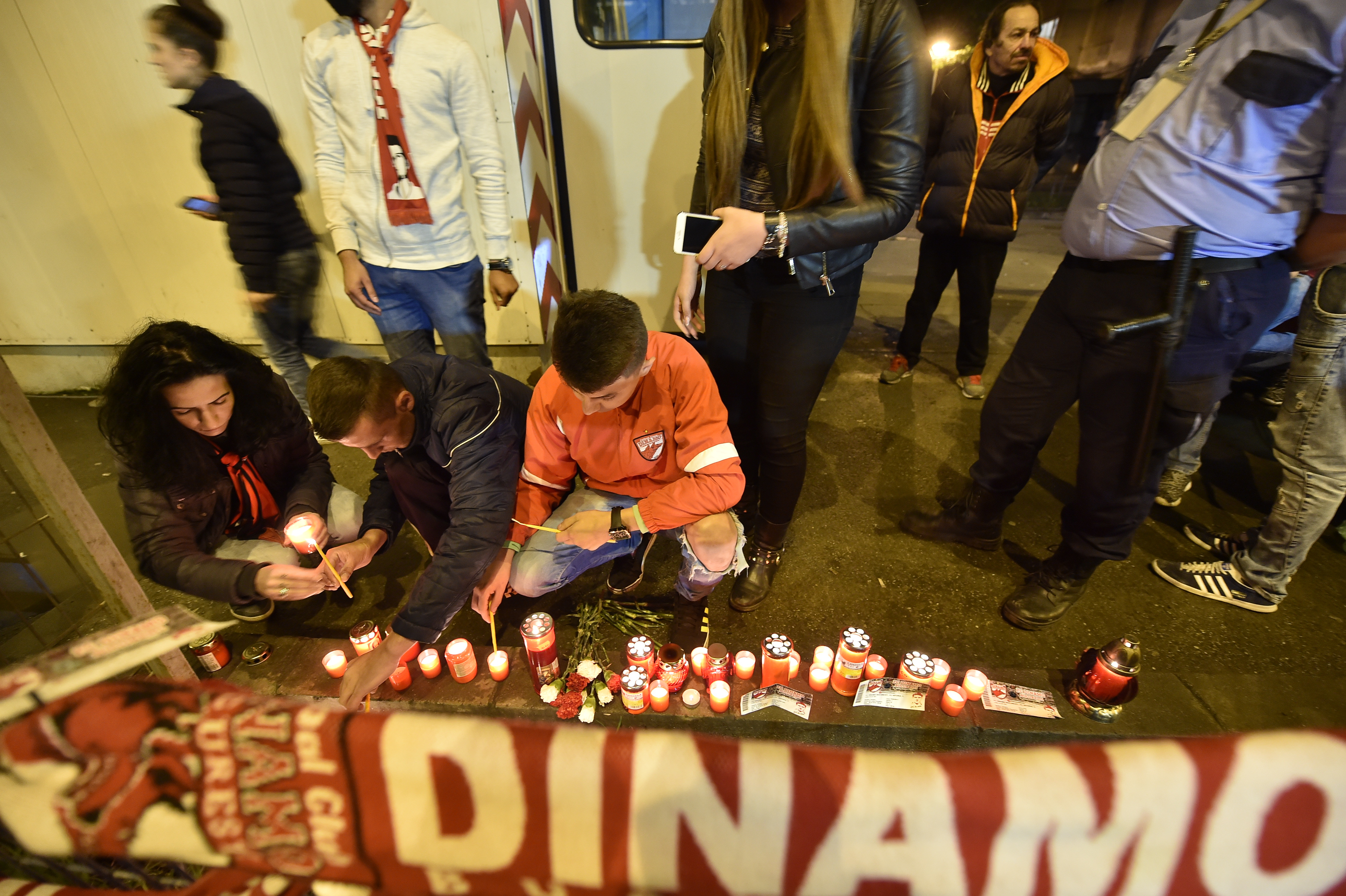Dinamovistii au stat toata noaptea la stadion unde au aprins lumanari. Rednic, cu lacrimi in ochi, a fost alaturi de ei