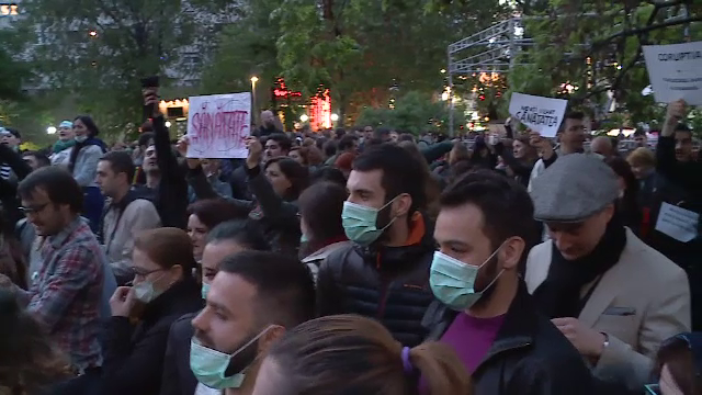 Scandalul dezinfectantilor a scos oamenii in strada. Protest in Piata Universitatii: "Diluarea voastra este moartea noastra"