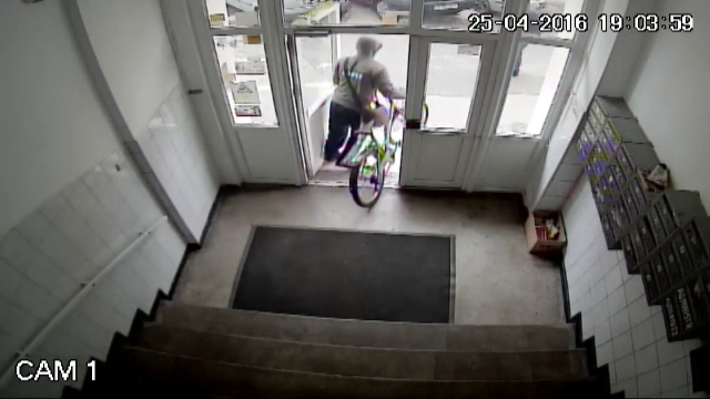 Un hot din Bucuresti a reusit sa fure trei biciclete din acelasi bloc, in mai putin de 24 de ore. Scenele suprinse de camere