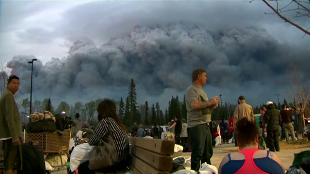 Incendiile de vegetatie din provincia Alberta se extind si impiedica evacurile. Convoi oprit de flacari inalte de 60 metri