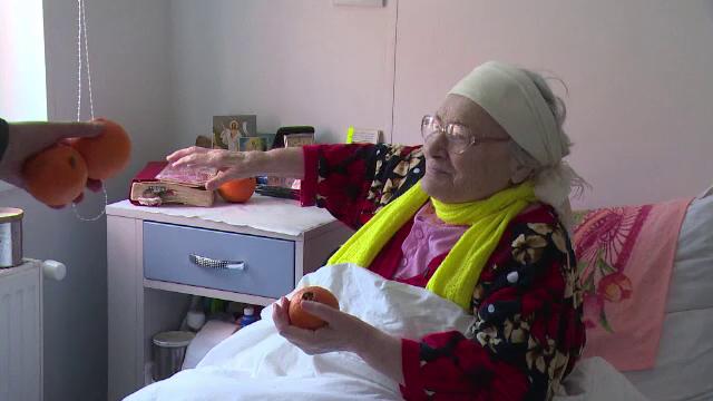 Un vasluian a impartit o tona de fructe batranilor si copiilor abandonati: "Prima portocala am mancat-o la 20 de ani"
