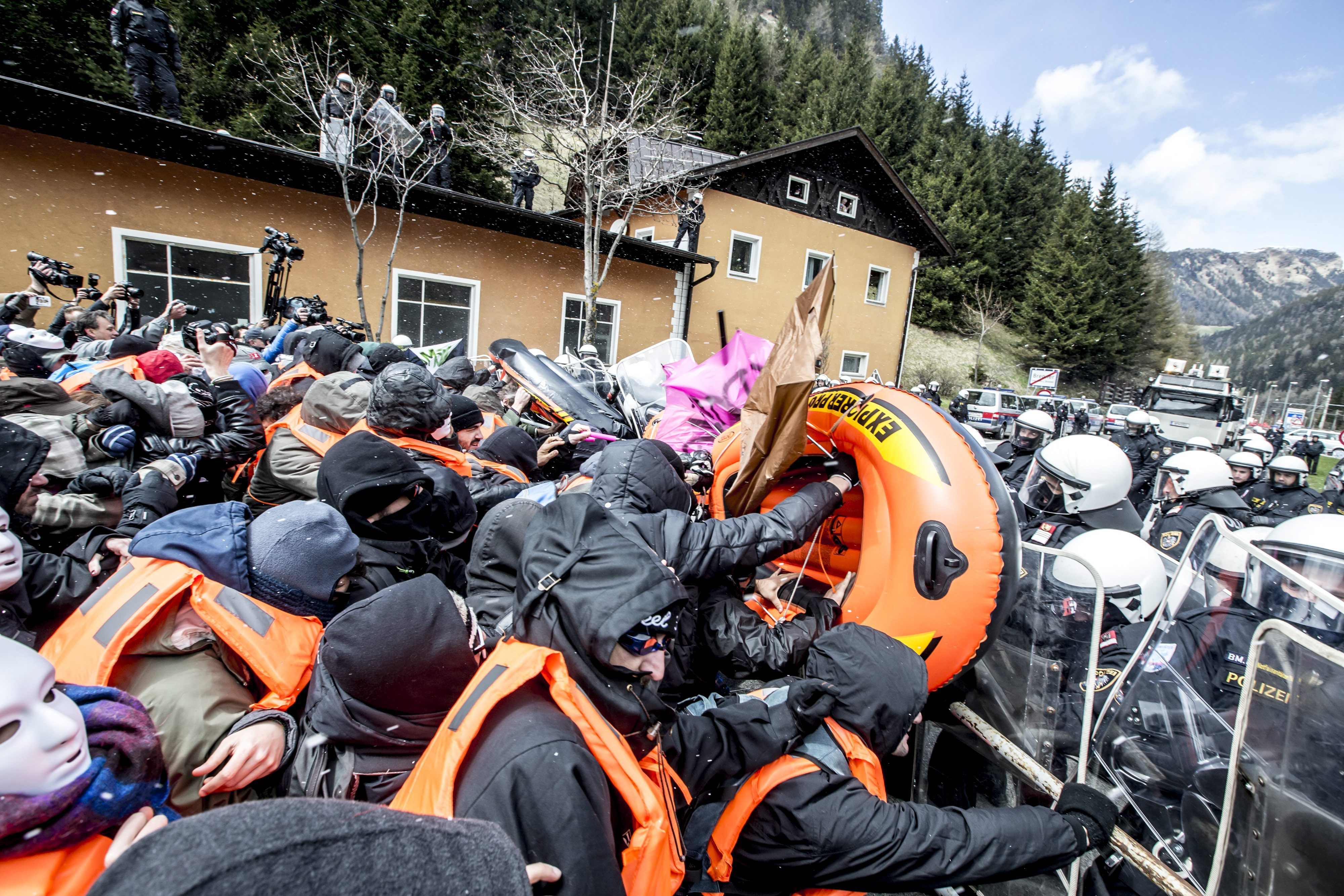 Liderii UE avertizeaza: Blocarea frontierei cu Italia de catre Austria ar fi o catastrofa politica pentru Europa